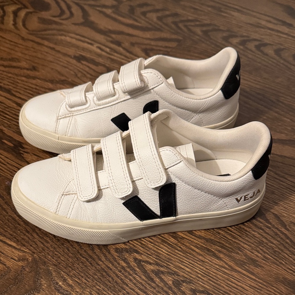 Veja Women’s Cream and Black Velcro Sneakers Size 37.5 (6.5)